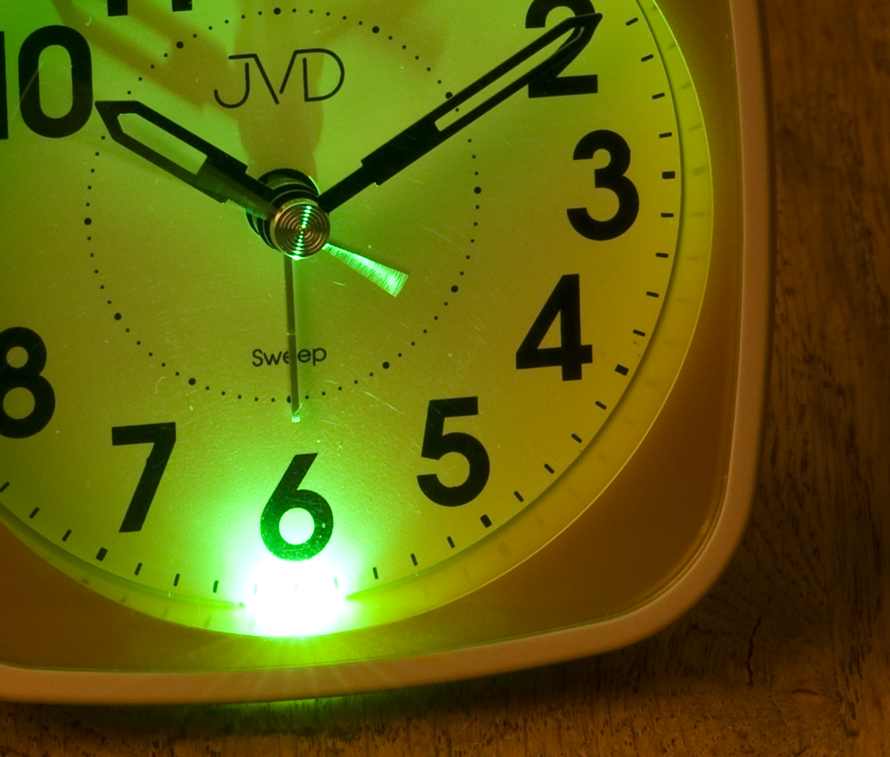 JVD Netikající tichý bílý analogový budík JVD SRP838.5