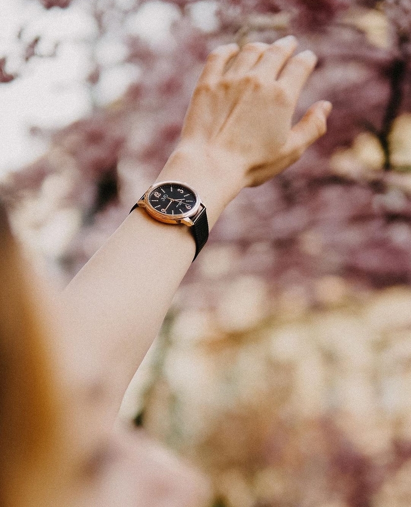 JVD Dámské luxusní černé náramkové hodinky JVD J1124.3