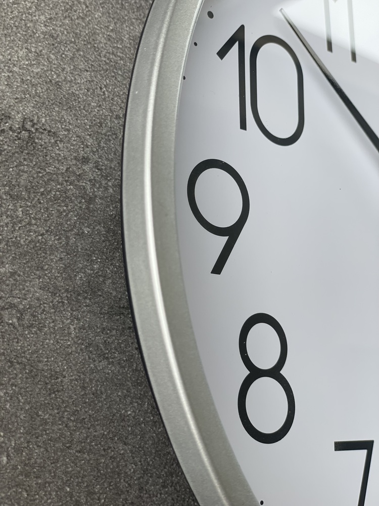 JVD Nástěnné čitelné tiché netikající stříbrné hodiny JVD HX2487.2