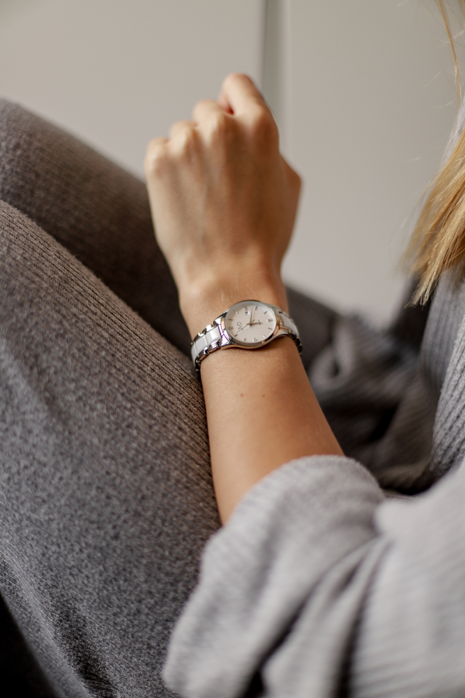 JVD Dámské stříbrné náramkové hodinky JVD JG1029.1