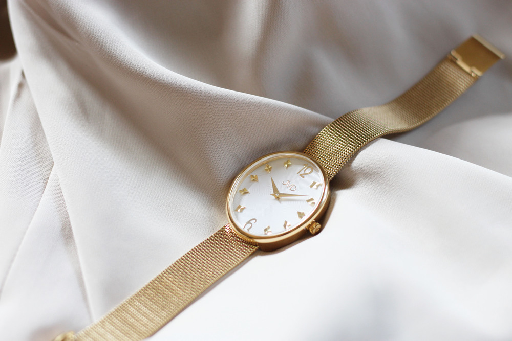 JVD Dámské oválné zlacené náramkové hodinky JVD J4194.2