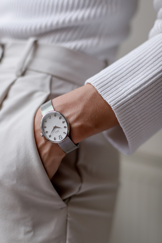 JVD Dámské oválné stříbrné hodinky JVD J4194.1