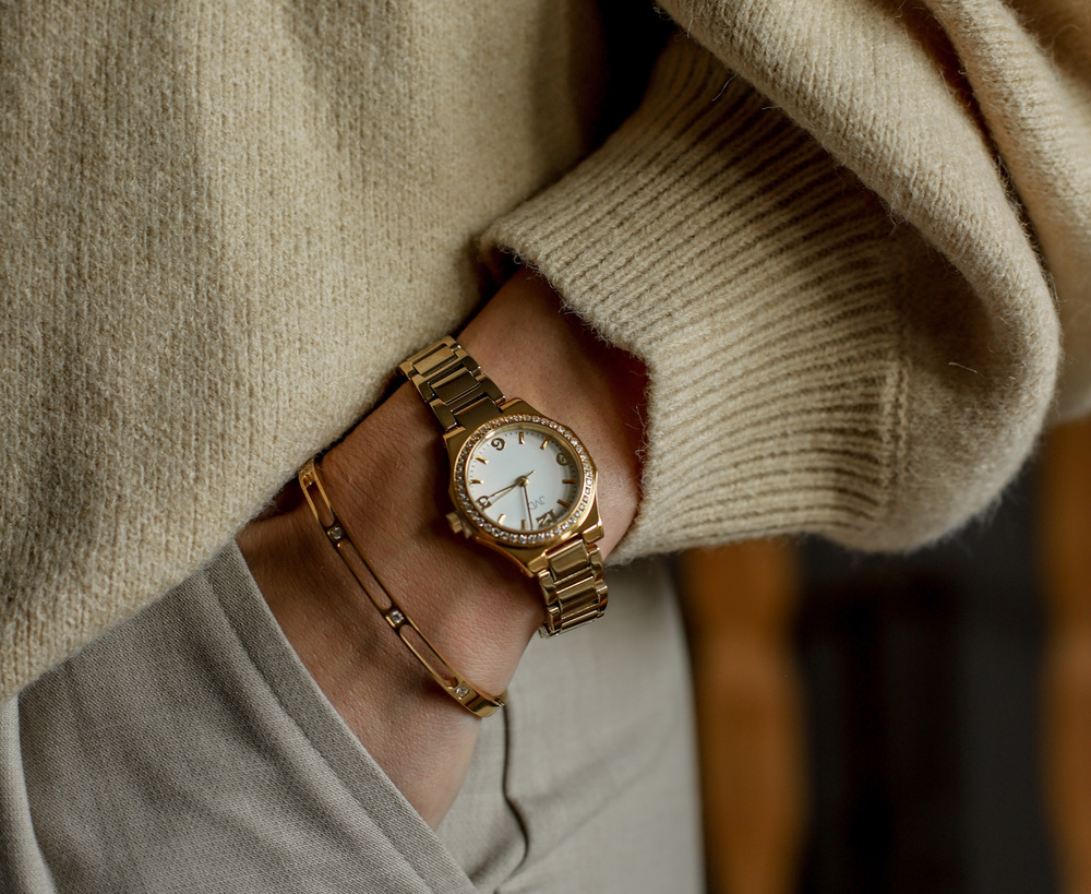 JVD Dámský ocelový pevný pozlacený náramek se zirkony SSSB0098XI8GO00